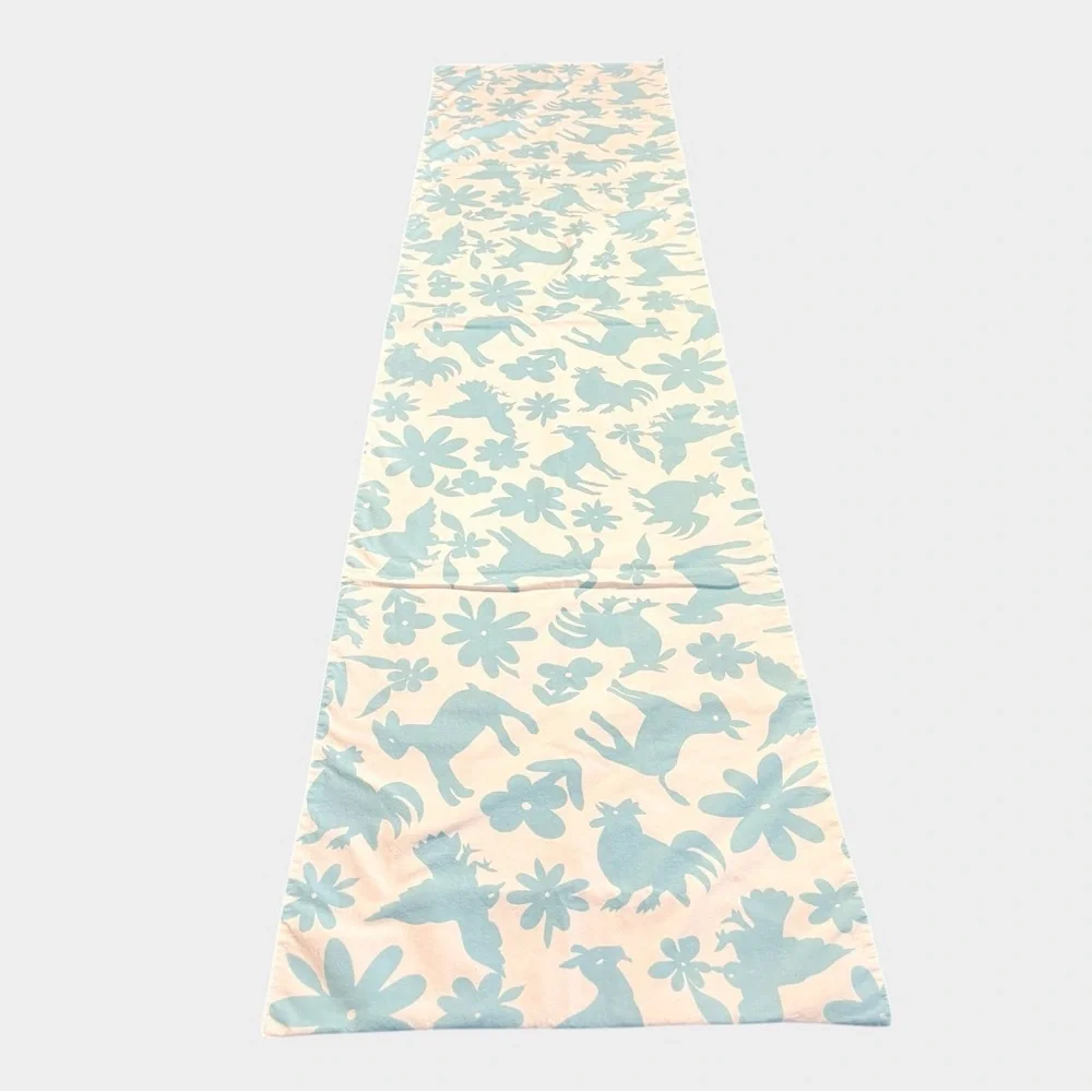 POTTERY BARN farmhouse animal & floral White/Teal Cotton Rectangle Table Runner